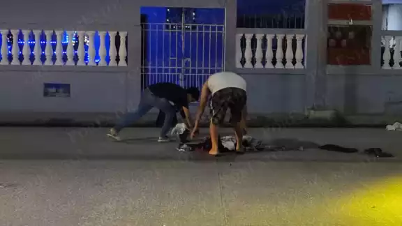 Vecinos presencian altercado por celos que deja daños materiales y tensión