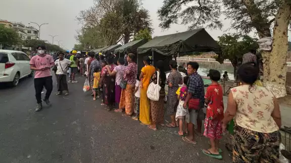 El terremoto en Birmania, junto con réplicas de hasta magnitud 6.4, ha dejado más de tres mil muertos y cerca de nueve mil personas sin hogar El terremoto en Birmania, junto con réplicas de hasta magnitud 6.4, ha dejado más de tres mil muertos y cerca de nueve mil personas sin hogar