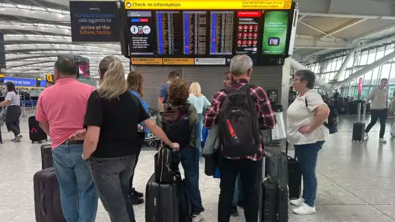El ataque golpeó a Collins Aerospace, filial de RTX, cuyos sistemas permiten que distintas aerolíneas compartan mostradores y puertas El ataque golpeó a Collins Aerospace, filial de RTX, cuyos sistemas permiten que distintas aerolíneas compartan mostradores y puertas