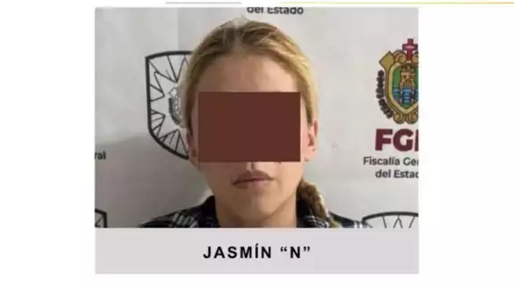 La agresora fue detenida en calles del puerto de Veracruz por elementos de la Fiscalía General del Estado. La agresora fue detenida en calles del puerto de Veracruz por elementos de la Fiscalía General del Estado.