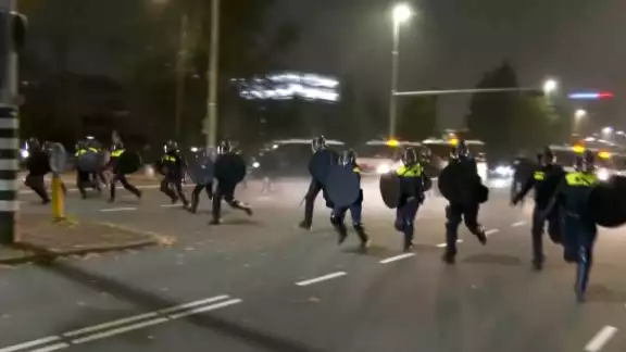 En Ámsterdam, enfrentamientos entre manifestantes y aficionados del Maccabi Tel Aviv dejan decenas de detenidos En Ámsterdam, enfrentamientos entre manifestantes y aficionados del Maccabi Tel Aviv dejan decenas de detenidos