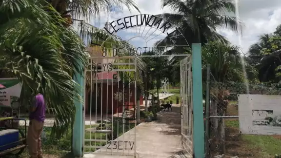Estudiantes y maestros de Luis Echeverría Álvarez padecen el mal estado de la secundaria por abandono de las autoridades Estudiantes y maestros de Luis Echeverría Álvarez padecen el mal estado de la secundaria por abandono de las autoridades