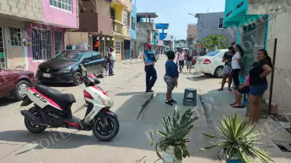 Vecinos bloquean calle y retienen camioneta de la CFE en Villas de San José por fallas eléctricas en Carmen Vecinos bloquean calle y retienen camioneta de la CFE en Villas de San José por fallas eléctricas en Carmen