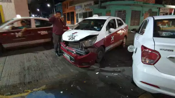 Fuerte choque entre taxi y auto particular en la colonia Cuauhtémoc deja cuantiosos daños materiales Fuerte choque entre taxi y auto particular en la colonia Cuauhtémoc deja cuantiosos daños materiales