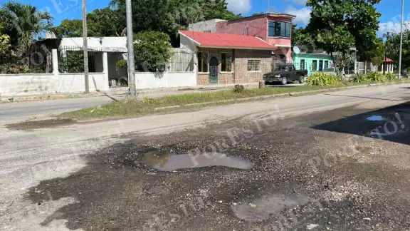 Baches profundos, sobre todo en la colonia La Cruz, dificultan la circulación y ponen en riesgo a automovilistas. Baches profundos, sobre todo en la colonia La Cruz, dificultan la circulación y ponen en riesgo a automovilistas.