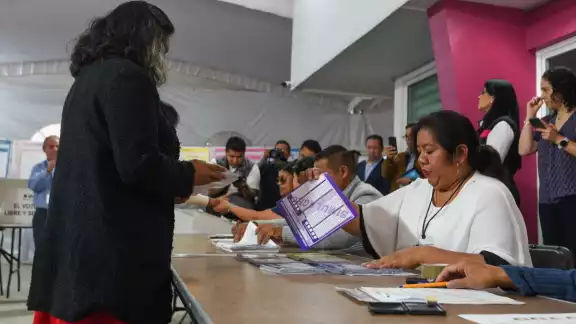 La medida, aprobada por el INE el 29 de mayo, busca evitar la inducción del voto en favor de ciertos candidatos La medida, aprobada por el INE el 29 de mayo, busca evitar la inducción del voto en favor de ciertos candidatos