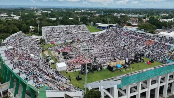 La imagen muestra el Estadio Olímpico de Tapachula colmado y el templete al centro del campo La imagen muestra el Estadio Olímpico de Tapachula colmado y el templete al centro del campo