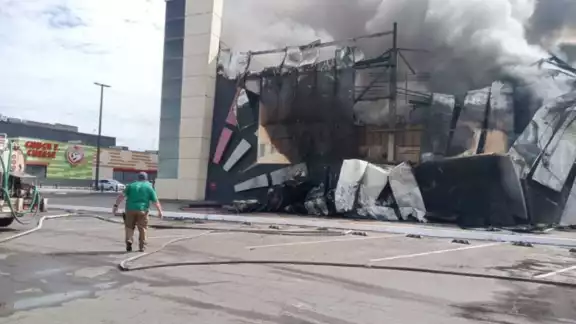 Según los primeros informes, el incendio comenzó alrededor de las 11:30 horas Según los primeros informes, el incendio comenzó alrededor de las 11:30 horas
