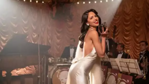 Eiza González sorprende en los Emmys 2024