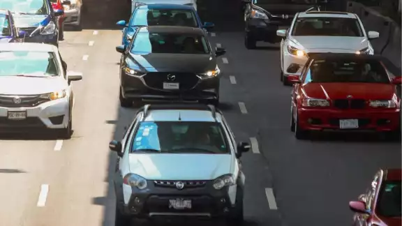 El programa Hoy No Circula es una medida ambiental que restringe la circulación vehicular en días específicos