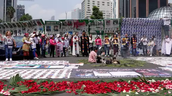 En la Ciudad de México, familiares colocaron fichas de búsqueda y fotografías en la Glorieta de las y los Desaparecidos En la Ciudad de México, familiares colocaron fichas de búsqueda y fotografías en la Glorieta de las y los Desaparecidos