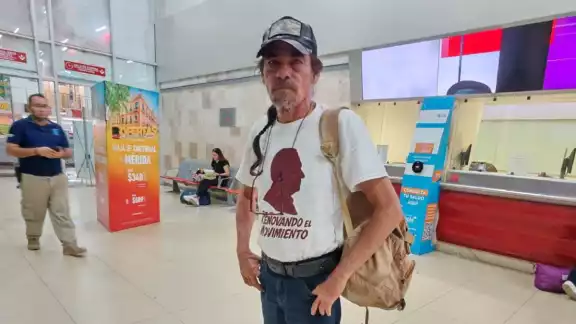 Deportan a 57 trabajadores de Estados Unidos y los dejan a su suerte en Quintana Roo, sin dinero no documentos Deportan a 57 trabajadores de Estados Unidos y los dejan a su suerte en Quintana Roo, sin dinero no documentos