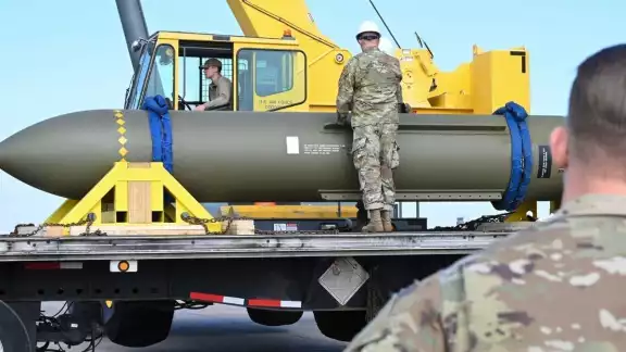 La GBU-57, conocida como la “rompebúnkeres”, tiene un peso de más de 13 toneladas y mide 6.6 metros de largo La GBU-57, conocida como la “rompebúnkeres”, tiene un peso de más de 13 toneladas y mide 6.6 metros de largo