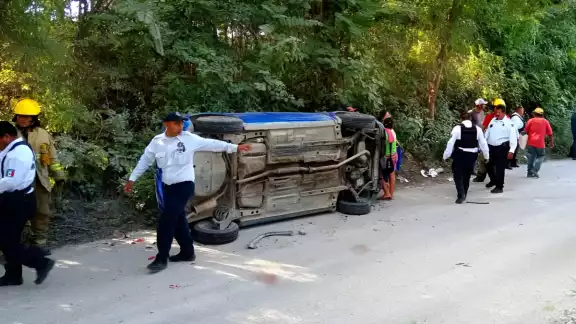 Tres ocupantes de un automóvil azul resultaron lesionados al volcarse en la carretera estatal entre San José de la Cruz Blanco y La Asunción Tres ocupantes de un automóvil azul resultaron lesionados al volcarse en la carretera estatal entre San José de la Cruz Blanco y La Asunción