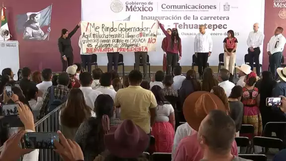María Elena  Ríos tomó el escenario principal para acusar al gobernador, Salomón Jara, de presuntamente permitir la libertad de Juan Vera Carrizal