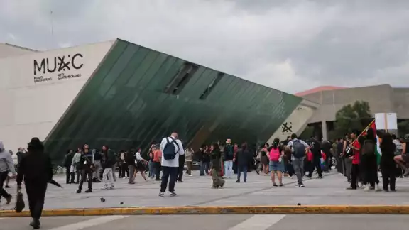 Encapuchados que participaban en la marcha rompieron vidrios, realizaron pintas y saquearon el MUAC