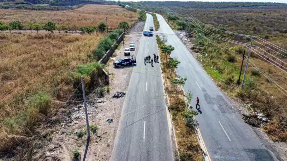 Civiles armados dispararon a plena luz del día, provocando la muerte de un adulto y dos menores de 12 años Civiles armados dispararon a plena luz del día, provocando la muerte de un adulto y dos menores de 12 años