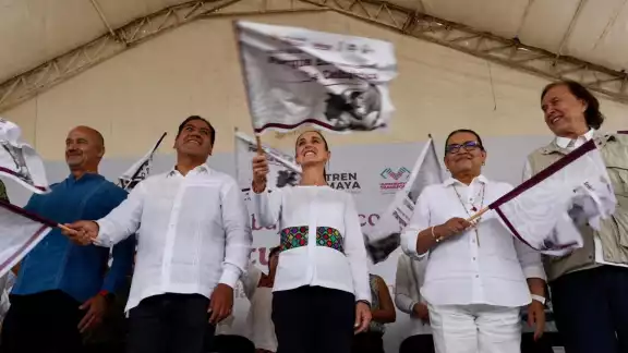 La presidenta de México acompañada por el gobernador de Chiapas y otros funcionarios en la puesta en marcha de la construcción del Parque Ecoturístico “La Ceiba”