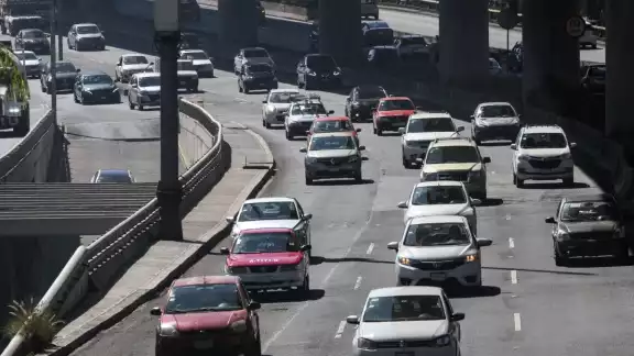 El Hoy No Circula es una medida ambiental implementada para reducir las emisiones de gases contaminantes