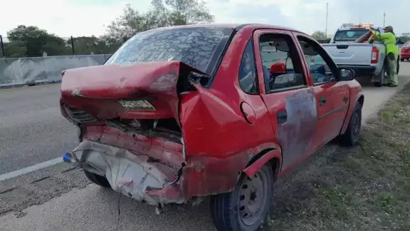 Uno de los automóviles involucrados en el accidente de Calkiní Uno de los automóviles involucrados en el accidente de Calkiní