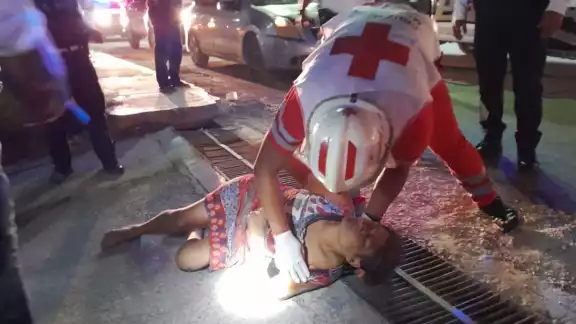 La mujer fue auxiliada por paramédicos de la Cruz Roja La mujer fue auxiliada por paramédicos de la Cruz Roja