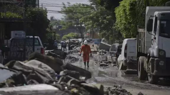 De las mil 394 escuelas afectadas, ya se han atendido mil 206, y se han aplicado más de 333 mil vacunas en las zonas impactadas De las mil 394 escuelas afectadas, ya se han atendido mil 206, y se han aplicado más de 333 mil vacunas en las zonas impactadas