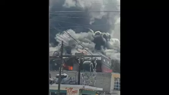 De acuerdo con reportes preliminares, el incendio se originó en una fábrica de colchones De acuerdo con reportes preliminares, el incendio se originó en una fábrica de colchones