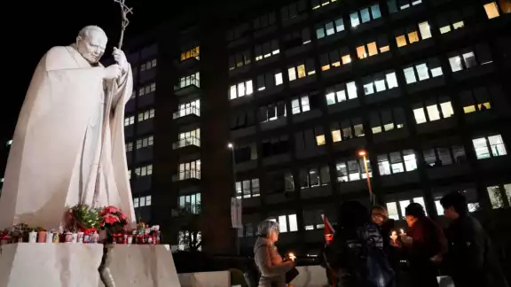 A pesar de su estado de salud, fuentes cercanas al Vaticano aseguran que Francisco se mantiene activo