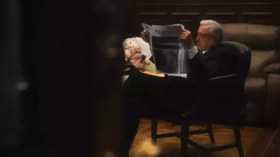 El presidente AMLO lee un ejemplar de Por Esto! El presidente AMLO lee un ejemplar de Por Esto!
