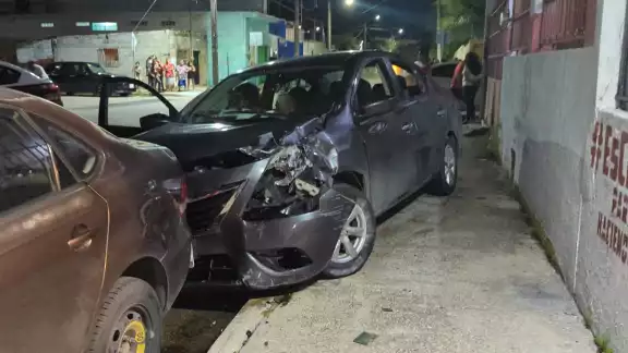 Tres vehículos dañados y una mujer herida tras fuerte accidente en la Benito Juárez Tres vehículos dañados y una mujer herida tras fuerte accidente en la Benito Juárez