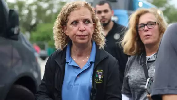 La congresista federal Debbie Wasserman Schultz relató que en algunas jaulas se concentra hasta a 32 personas La congresista federal Debbie Wasserman Schultz relató que en algunas jaulas se concentra hasta a 32 personas