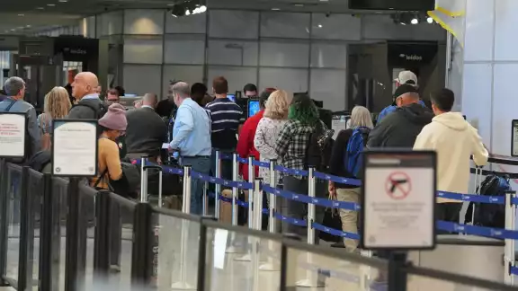 El cierre, iniciado por la falta de acuerdo presupuestario, afectó a más de 650 mil empleados federales que quedaron sin salario