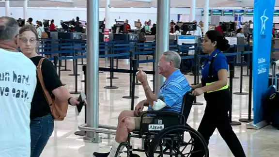 Un turista extranjero de 79 años cayó de unas escaleras en la Terminal 4 del aeropuerto de Cancún.