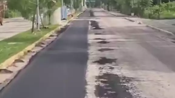 Mal bacheo de CFE deja en malas condiciones la avenida Campeche en el Pueblo Mágico de Isla Aguada