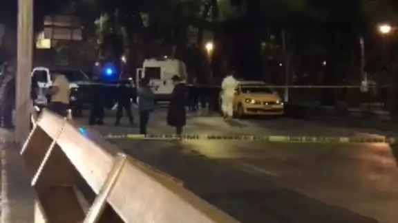 Una motocicleta con dos ocupantes se emparejó al vehículo y le dispararon al pasajero Una motocicleta con dos ocupantes se emparejó al vehículo y le dispararon al pasajero