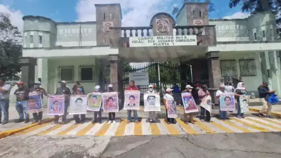 A lo largo de más de una década, los familiares han mantenido una lucha incesante por encontrar a los 43 jóvenes desaparecidos