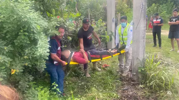 Moisés N., de 14 años, resultó lesionado al chocar su motocicleta contra un poste mientras jugaba carreras en la colonia Carlos Salinas de Gortari