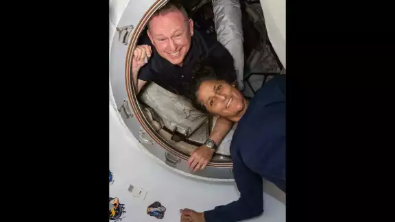 Suni Williams y Barry “Butch” Wilmore, regresan a l atierra luego de haber quedado varados por nueve meses en la Estación Espacial Suni Williams y Barry “Butch” Wilmore, regresan a l atierra luego de haber quedado varados por nueve meses en la Estación Espacial