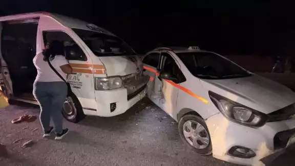 Fuerte choque deja una mujer lesionada y muchos daños materiales en la carretera federal 307 Fuerte choque deja una mujer lesionada y muchos daños materiales en la carretera federal 307