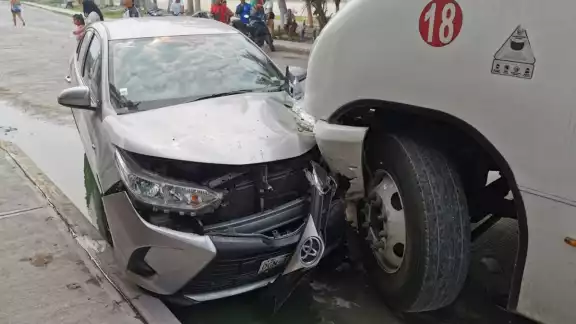 Un automóvil Toyota terminó destrozado en Ciudad del Carmen