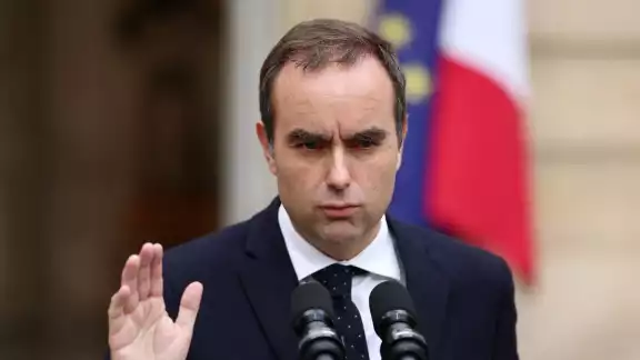 Sébastien Lecornu, considerado un aliado cercano de Macron, fue nombrado primer ministro apenas el mes pasado