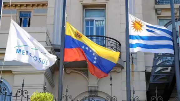 Aunque la embajada de Uruguay permaneció abierta con personal local, sus actividades estuvieron limitadas