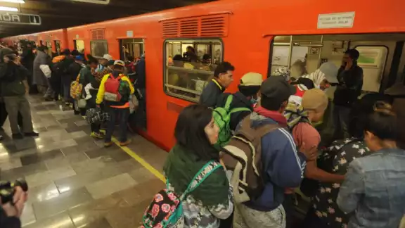 Las autoridades capitalinas continúan analizando imágenes de videovigilancia para identificar a los posibles agresores en el Metro Las autoridades capitalinas continúan analizando imágenes de videovigilancia para identificar a los posibles agresores en el Metro