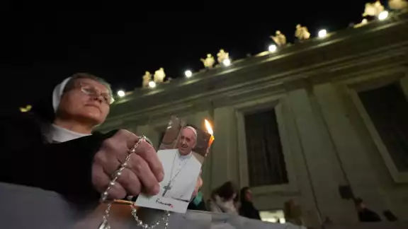 El Vaticano no ha emitido un parte médico oficial ni ha definido cuándo será dado de alta el pontífice