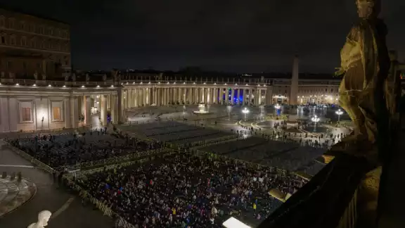 En la Plaza de San Pedro, cardenales, miembros de la Curia y fieles han continuado rezando el rosario cada noche por la pronta recuperación del sumo pontífice En la Plaza de San Pedro, cardenales, miembros de la Curia y fieles han continuado rezando el rosario cada noche por la pronta recuperación del sumo pontífice