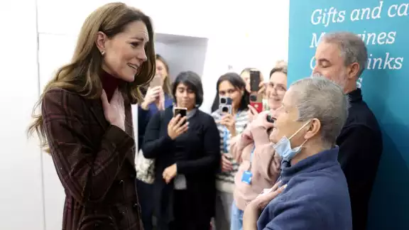 Durante su visita al hospital, la princesa agradeció al personal médico por su atención y dedicación Durante su visita al hospital, la princesa agradeció al personal médico por su atención y dedicación