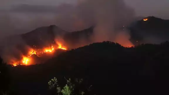 La situación de incendios forestales se agrava por las condiciones climáticas adversas La situación de incendios forestales se agrava por las condiciones climáticas adversas