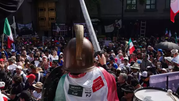 Decenas de trabajadores del Poder Judicial se manifiestan frente a la Suprema Corte Decenas de trabajadores del Poder Judicial se manifiestan frente a la Suprema Corte
