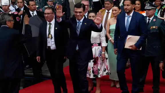 El nuevo presidente asume el poder en medio de una crisis económica marcada por la escasez de dólares