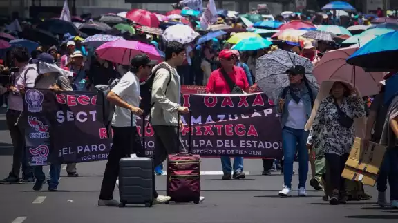 Desde el 15 de mayo, los maestros disidentes mantienen un plantón en el Zócalo capitalino y han realizado bloqueos en puntos estratégicos c